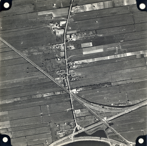407276 Verticale luchtfoto van het spoorwegknooppunt Blauwkapel in de gemeente Maartensdijk, met van onder naar boven ...